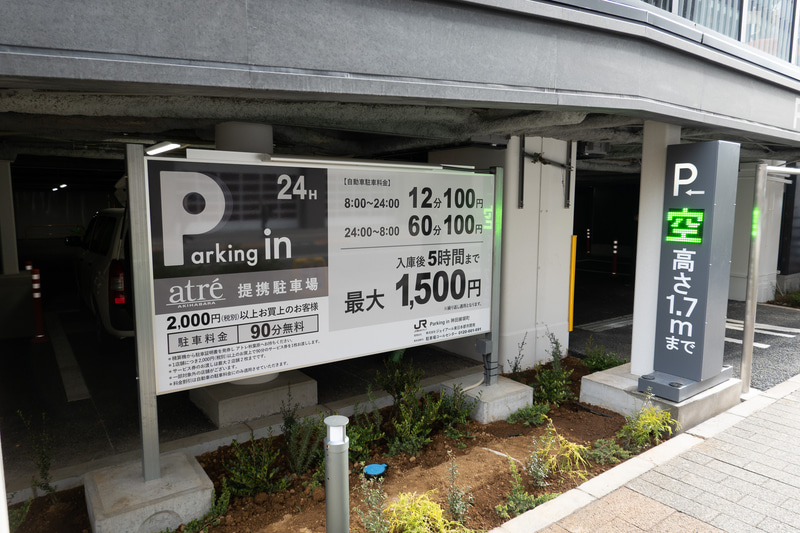 1階部分は時間貸しの駐車場（アトレ秋葉原と提携）。ホテルはすべて2階部分にある