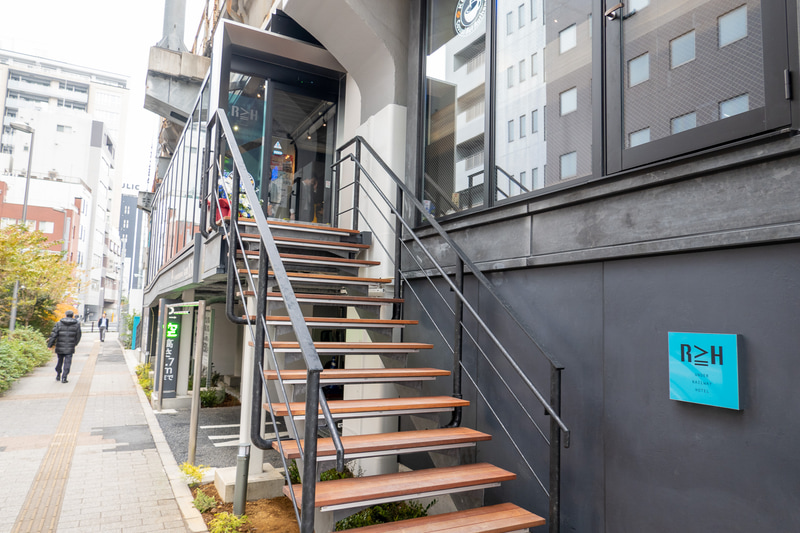 ホテル南側（秋葉原側）に階段