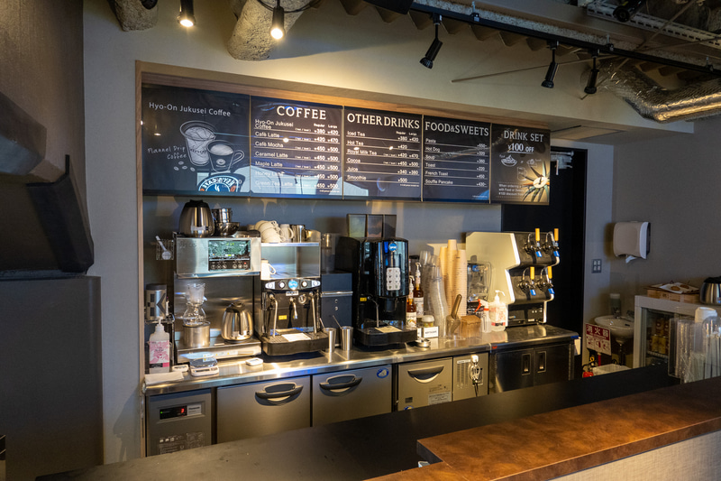 カウンターの右手に「KEY'S CAFE 秋葉原 SEEKBASE店」（12月23日開業予定）