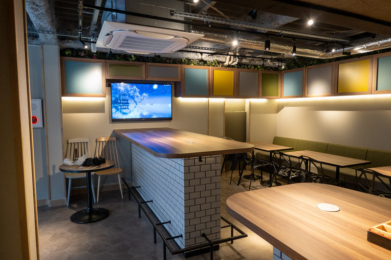 カウンターの左手にラウンジスペースがある。ラウンジの奥でエレベーターとつながっている