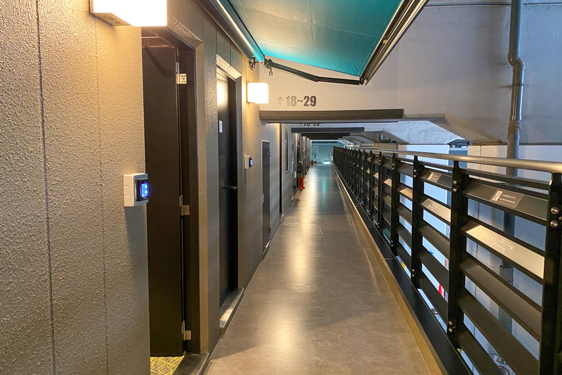 客室エリアは廊下部分が半屋外。巨大な梁がいかにも高架下、という気分になる