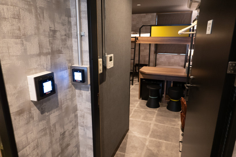 客室の施錠はキーレス。入口にはQRコードを読み取るためのリーダーがある