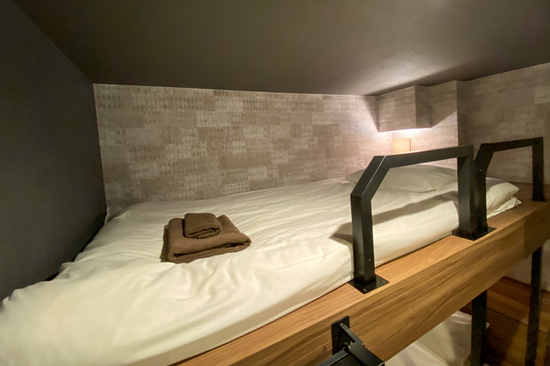 4名向け客室の例。この部屋はシングルタイプの2段ベッドが2台収まっている