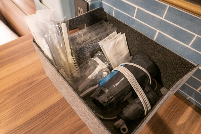 アメニティは箱にまとめて収納している