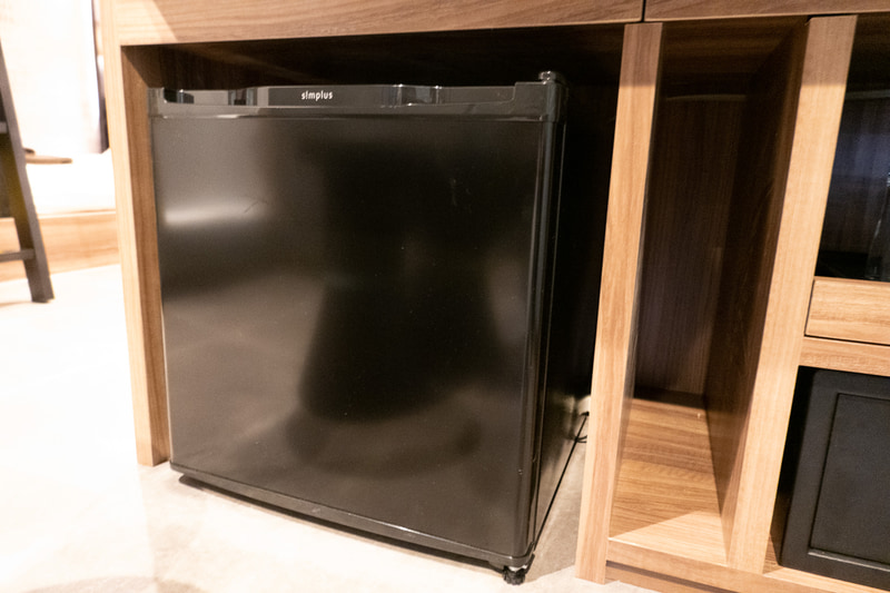 スペースを最大限に活かすべく、冷蔵庫やセキュリティボックスはテーブルの下に埋め込んでいた