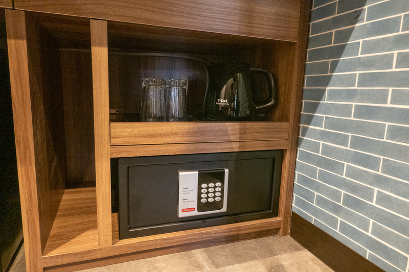 スペースを最大限に活かすべく、冷蔵庫やセキュリティボックスはテーブルの下に埋め込んでいた