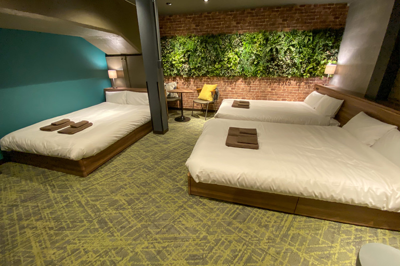 ダブルベッドが3台のパターン。2段ベッドを使わない分、空間にゆとりを感じる