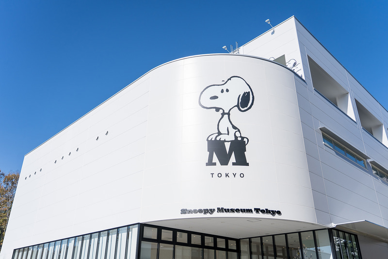 この新しいロゴマークはミュージアムの「M」の文字の上にちょこんと犬座りしているスヌーピー。1969年のコミックから引用されたのだとか