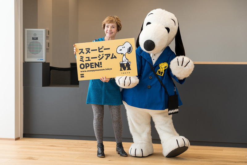 新しい制服を着たスヌーピーも登場してフォトセッション