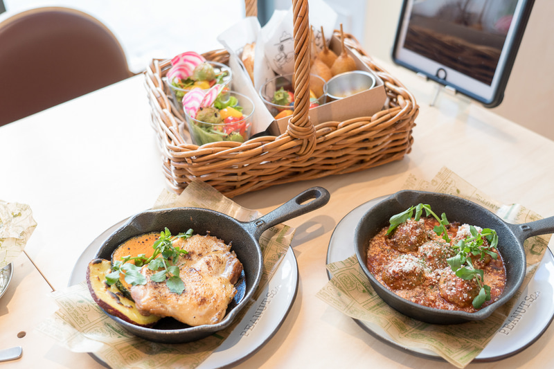 ピクニックバスケット＆プレート（ローストチキン or ミートボール、4180円）は2名用