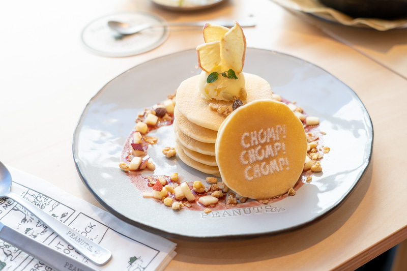 PEANUTS GANG'S“DESSERT PARLOR”季節のパンケーキ-APPLE-（1408円）