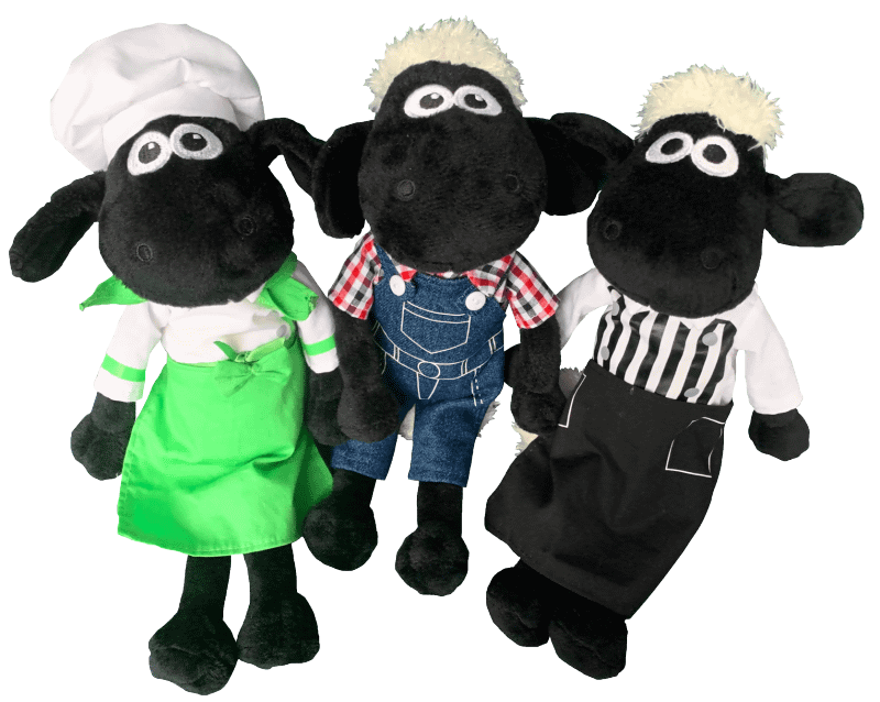 「ファミリーファーム」限定商品一例（左から）カフェコックぬいぐるみ25cm、ファームぬいぐるみ25cm、カフェユニホームぬいぐるみ25cm（全て2800円、税別）