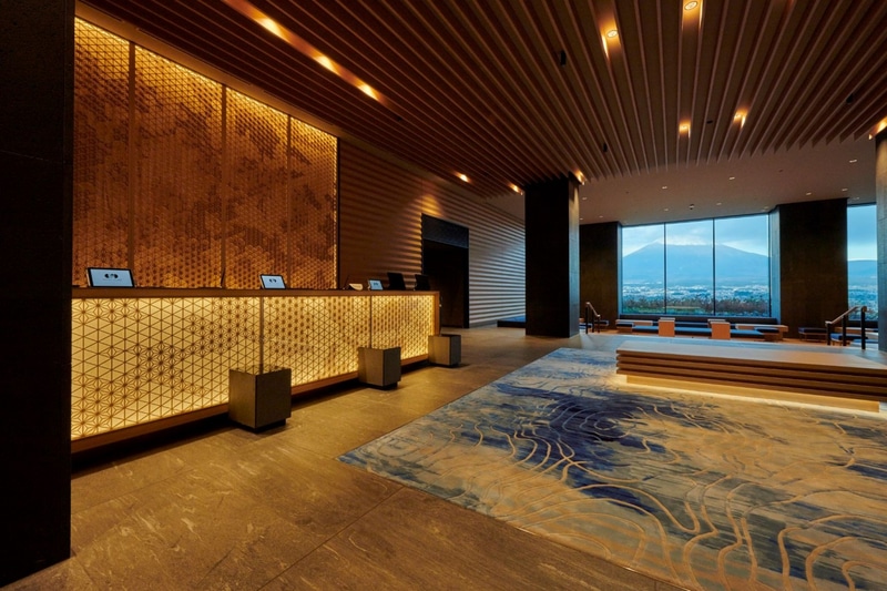 「HOTEl CLAD」富士山を臨むフロント・ロビー