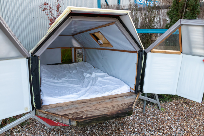 廃材を再利用したカプセル型や小屋型のベッドルームを数多く用意。1～4人用で、1泊の料金は38～100ユーロ（約4560円～1万2000円）