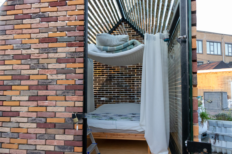 廃材を再利用したカプセル型や小屋型のベッドルームを数多く用意。1～4人用で、1泊の料金は38～100ユーロ（約4560円～1万2000円）