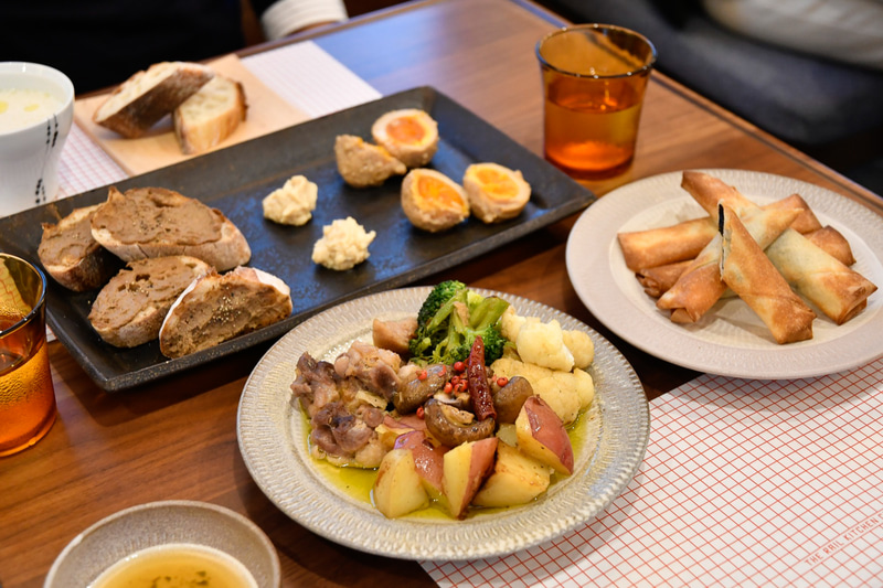久留米市・小郡市・うきは市といった筑後エリアの食材をメインに使用。レバーパテやバゲット、サラダなど「地域」を感じられる素材と味にしたという。この試食を経て、最終調整する
