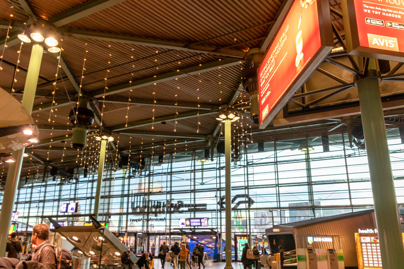 アムステルダム・スキポール空港はオランダの玄関口とも言える空港。いろいろな国の旅行者やビジネスマンが大勢行き交う