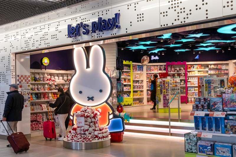 オランダ生まれの人気キャラクター、ミッフィーの製品も売られている