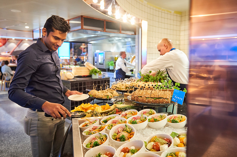 新鮮な食材が楽しめるビュッフェ（写真提供：KLMオランダ航空）