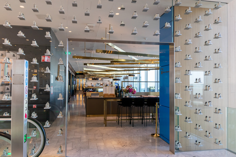 Restaurant Blue by KLMでは、ミシュラン星付きレストランのシェフが監修した料理を楽しめる。テラス席を用意しており、空港の景色を間近で楽しめる