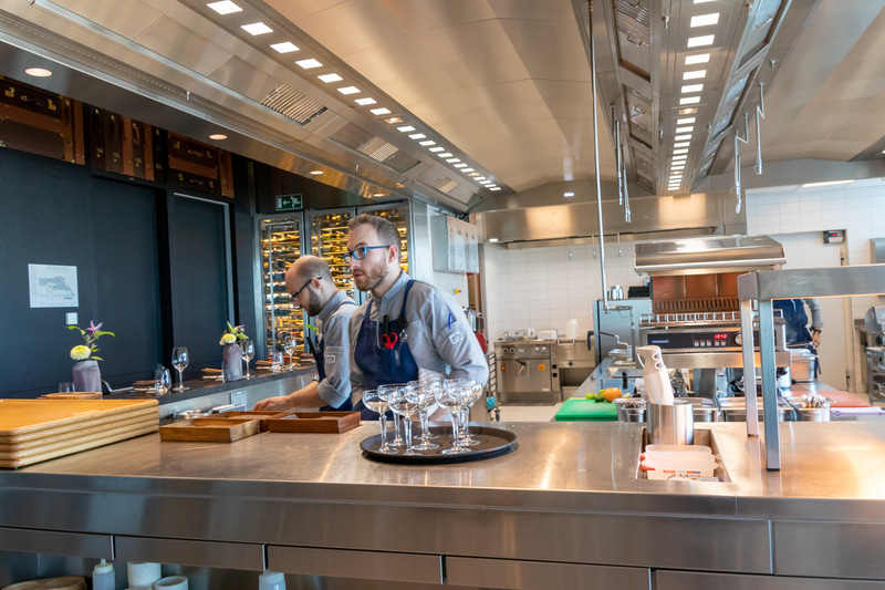 Restaurant Blue by KLMでは、ミシュラン星付きレストランのシェフが監修した料理を楽しめる。テラス席を用意しており、空港の景色を間近で楽しめる