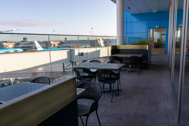 Restaurant Blue by KLMでは、ミシュラン星付きレストランのシェフが監修した料理を楽しめる。テラス席を用意しており、空港の景色を間近で楽しめる