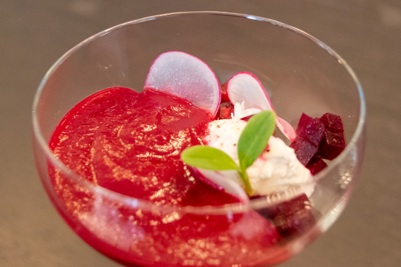 Restaurant Blue by KLMでは、ミシュラン星付きレストランのシェフが監修した料理を楽しめる。テラス席を用意しており、空港の景色を間近で楽しめる