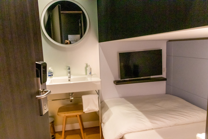 完全個室のスリーピングキャビンはコンパクトながら、テレビや洗面台を備えている。ベッドの位置が下段の部屋は隣の部屋を上段にするなどして省スペース化を実現している