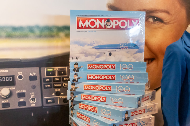 併設されたKLMショップでは、100周年を記念した自転車のベルやモノポリー、カーペットや制服をリサイクルして作られたトートバッグなどを販売している