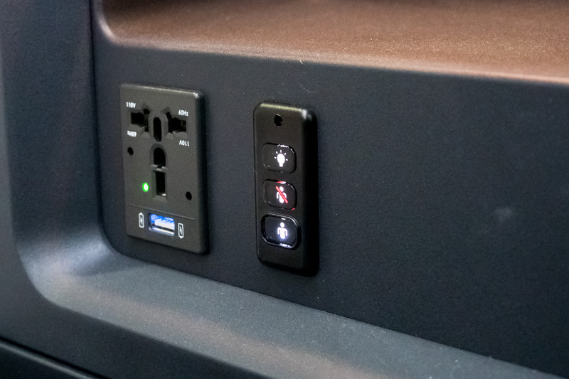 サイドテーブル上部にユニバーサルAC電源やUSB電源、CA（客室乗務員）の呼び出しボタン、頭上の読書灯スイッチ