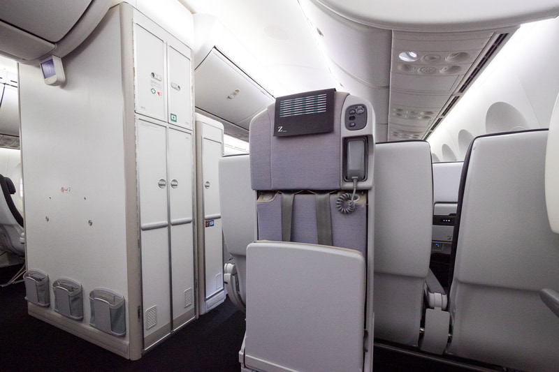 スタンダードのエリア間はギャレーを廃した。スペースと機体重量を節約している