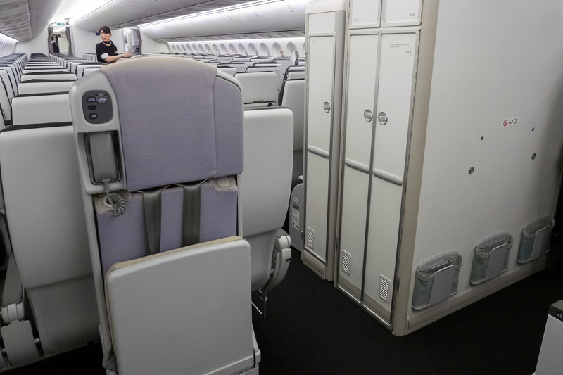 スタンダードのエリア間はギャレーを廃した。スペースと機体重量を節約している