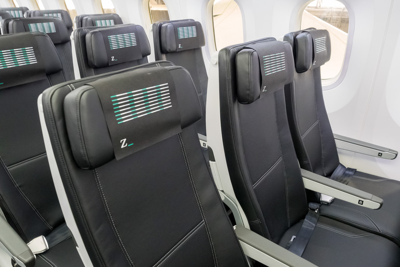 手前のシートがフルリクライニングの状態