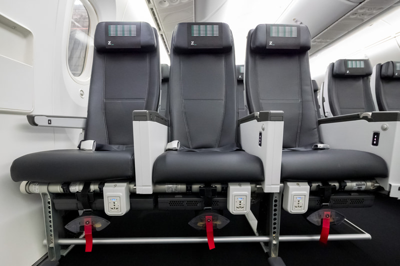 非常口座席。電源は足下、CA呼び出しボタンや読書灯スイッチはアームレストに備える