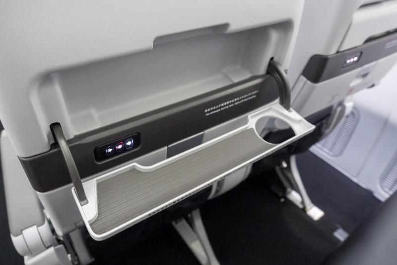 上部にタブレットスタンド。カップホルダーもある