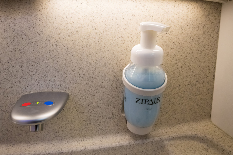 ソープも「ZIPAIR」ロゴのものが準備されていた