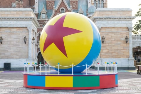 東京ディズニーシー、カラフルなピクサーのグッズやメニュー2020年1月9