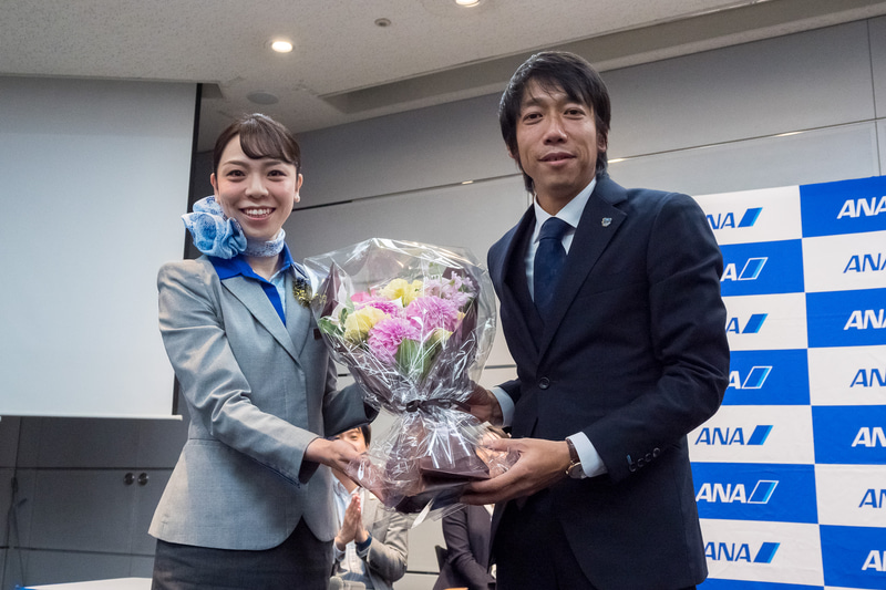 セミナー終了時にはANAから中村憲剛選手へ花束をプレゼント。参加者からのメッセージを描いた旗も贈られた
