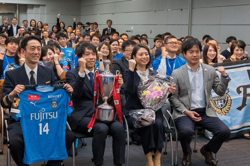 記念撮影後、パネリストは会場中央の“ヴィクトリーロード”を通って退場