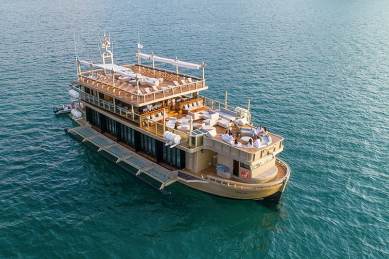 「アヤナ コモド リゾート ワエチチュ ビーチ」において、パーティークルーズ船「アヤナ ラコ サエ号」が導入された