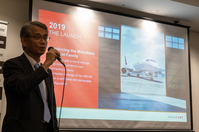 スライドの前で2019年を振り返る水谷氏