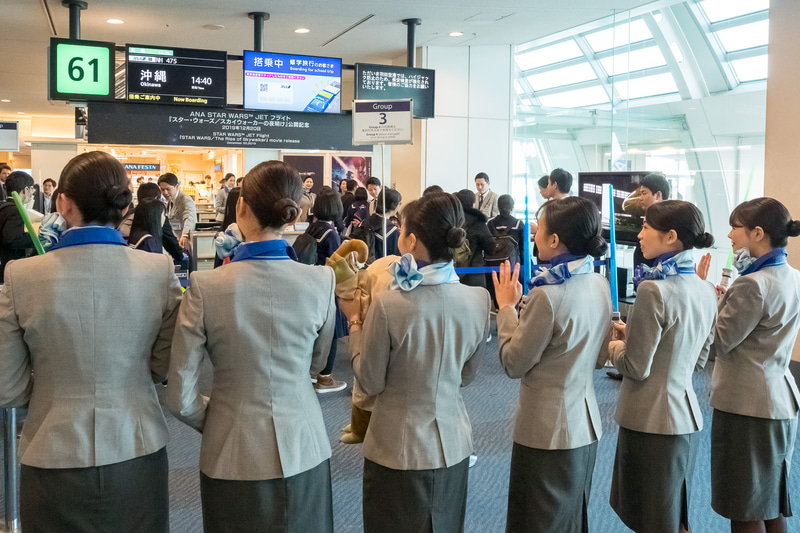 搭乗する旅客を見送る地上旅客スタッフ