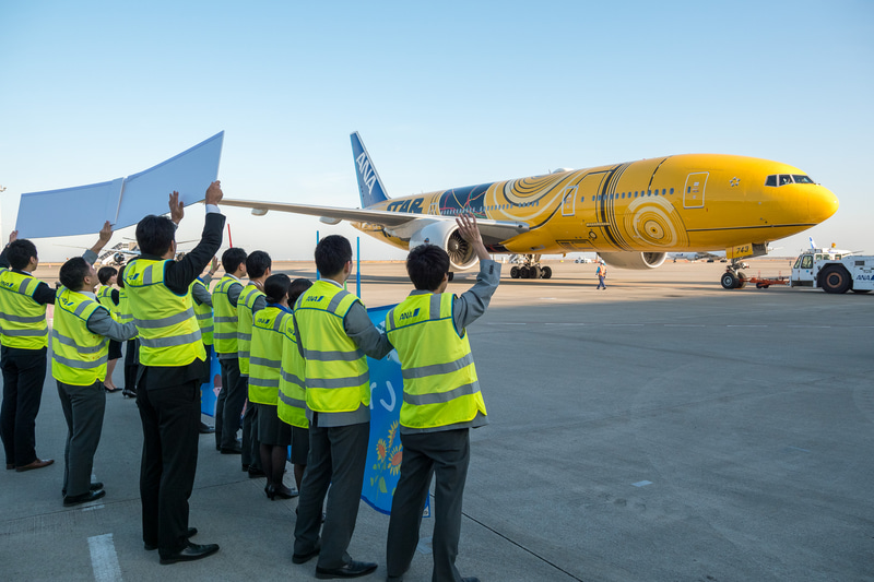 14時40分にプッシュバックを開始したC-3PO ANA JETを、ライトセーバーや手を振って見送るスタッフ
