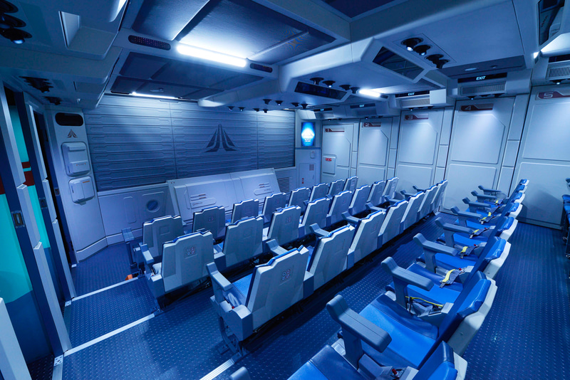 キャビン内の様子。ゆったりめのシートピッチがウリ。正面のシャッターが開き銀河の景色が楽しめる（画像提供：オリエンタルランド）