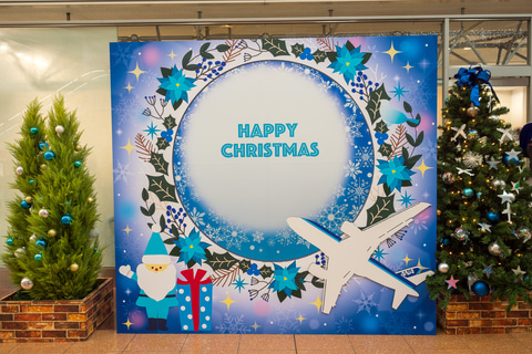 Ana 羽田空港でブルーサンタがクリスマスプレゼント 願いごとをクリスマスツリーへ飾り付け 12月25日午後にも実施 トラベル Watch