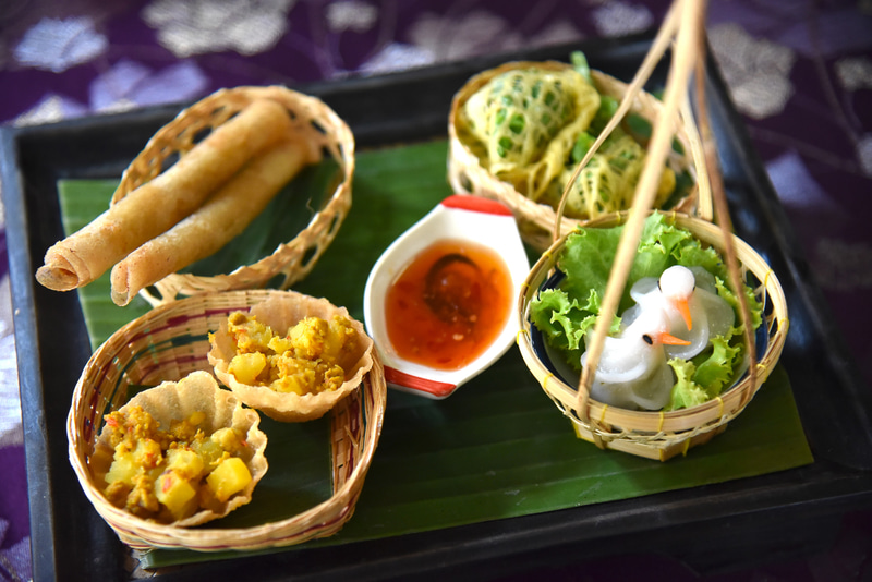 宮廷料理のカノム・ジープやクラトン・トーンなど4種が味わえる前菜