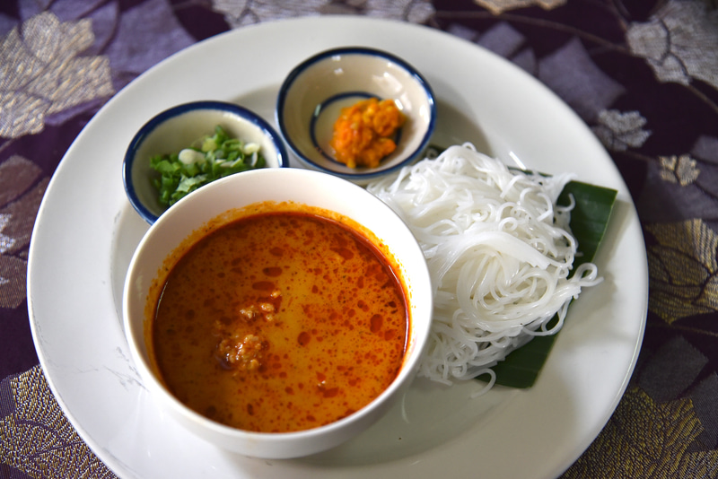 辛くないレッドカレー「カノム・ジーン・ゲーン・ガイ・クア」