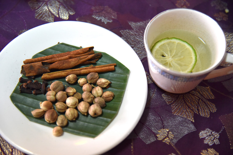 シナモン、チョウジ、ローリエなどを使った自家製ハーブティー