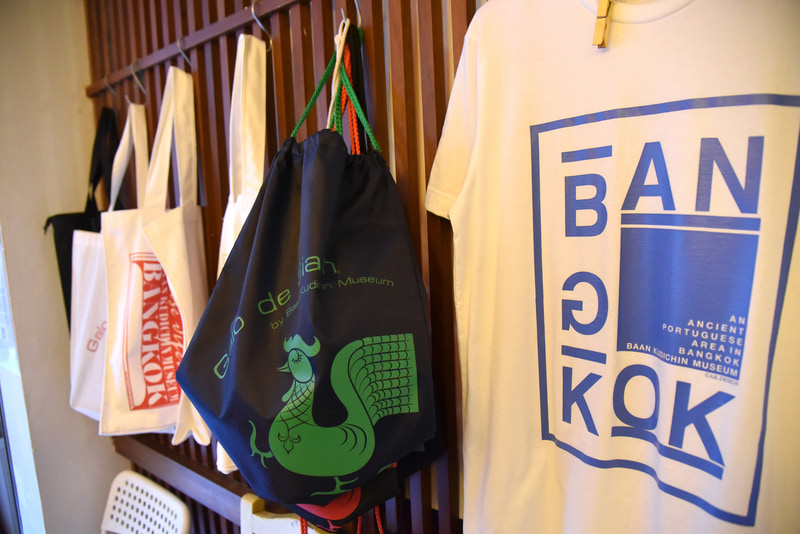 ロゴを使ったオリジナルグッズやロザリオなどカトリック系のお土産を販売