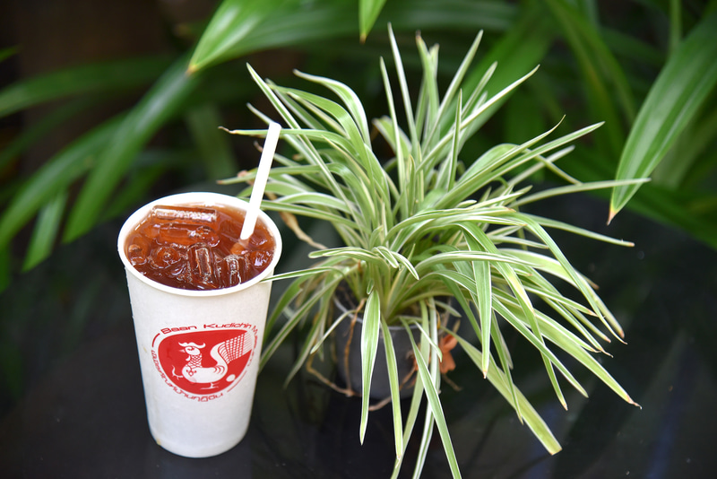 暑い日は「タイティー」（50バーツ、約180円）で一休み